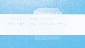 Photo en bichromie bleu et blanc, étiquette braille